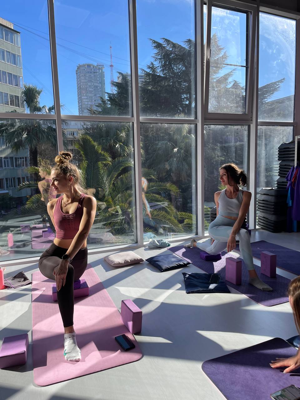 Девушки в зале